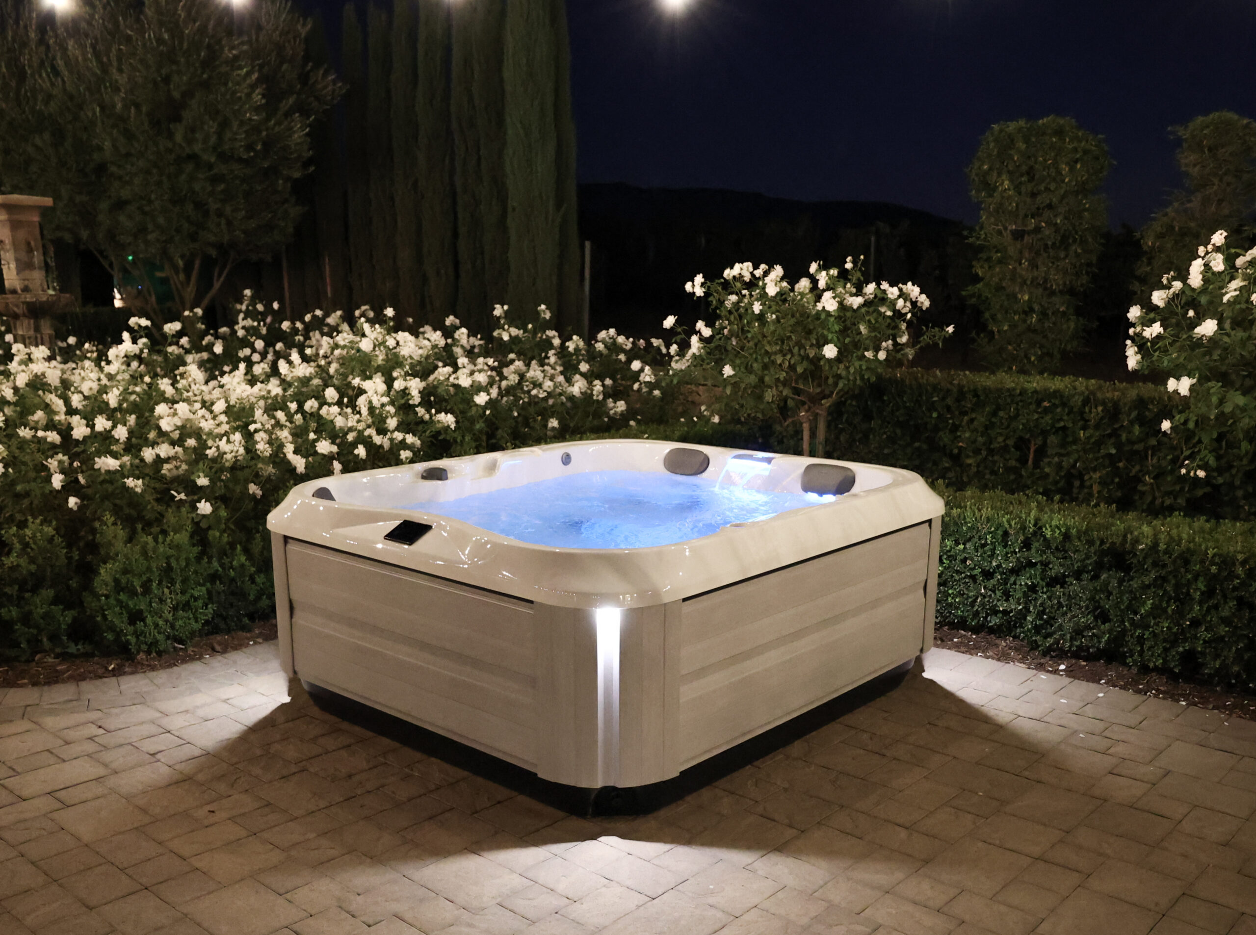 Jacuzzi-Spa_J-325_Platinum_Brushed-Gray_New-Display_Lifestyle
