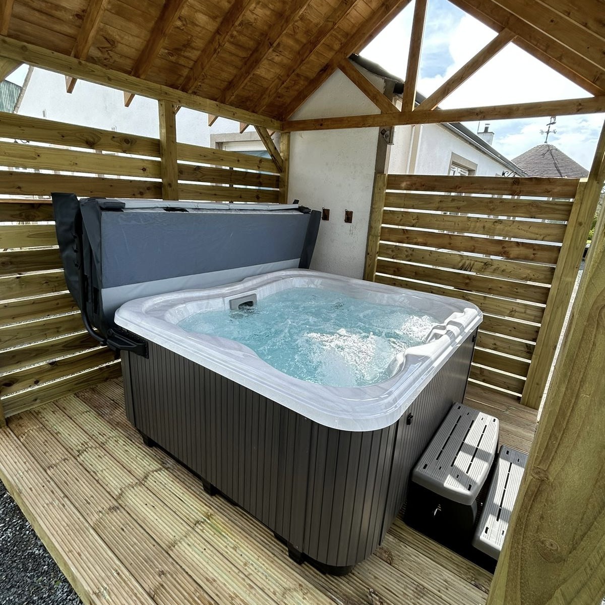 Self-catering cottage in Northern Ireland featuring an HSG 282-compliant holiday let hot tub.