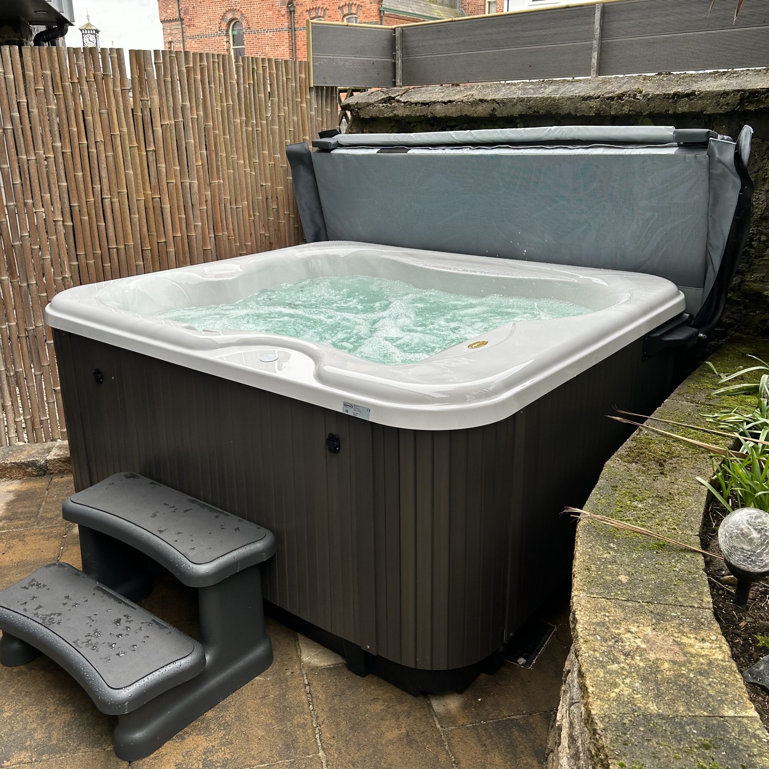 AirBnB in Northern Ireland with an HSG 282-compliant holiday let hot tub.